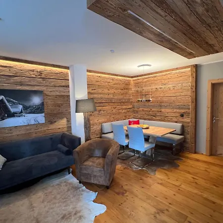 Ski-in & Out Alpine Style Near Kitzbuehel 米特西尔